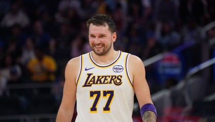 stake.com-东契奇已为湖人出战77场常规赛 49胜28负 场均30.8分7.8板8.2助